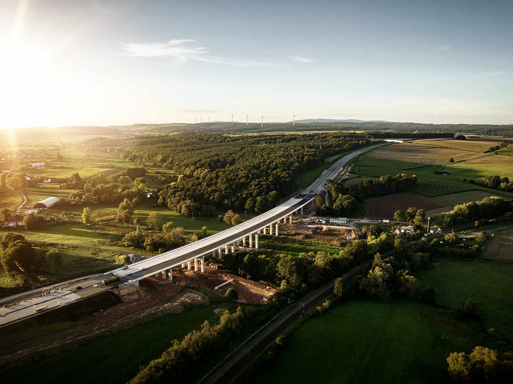 Foto der A49 Brücke und Landschaft.
