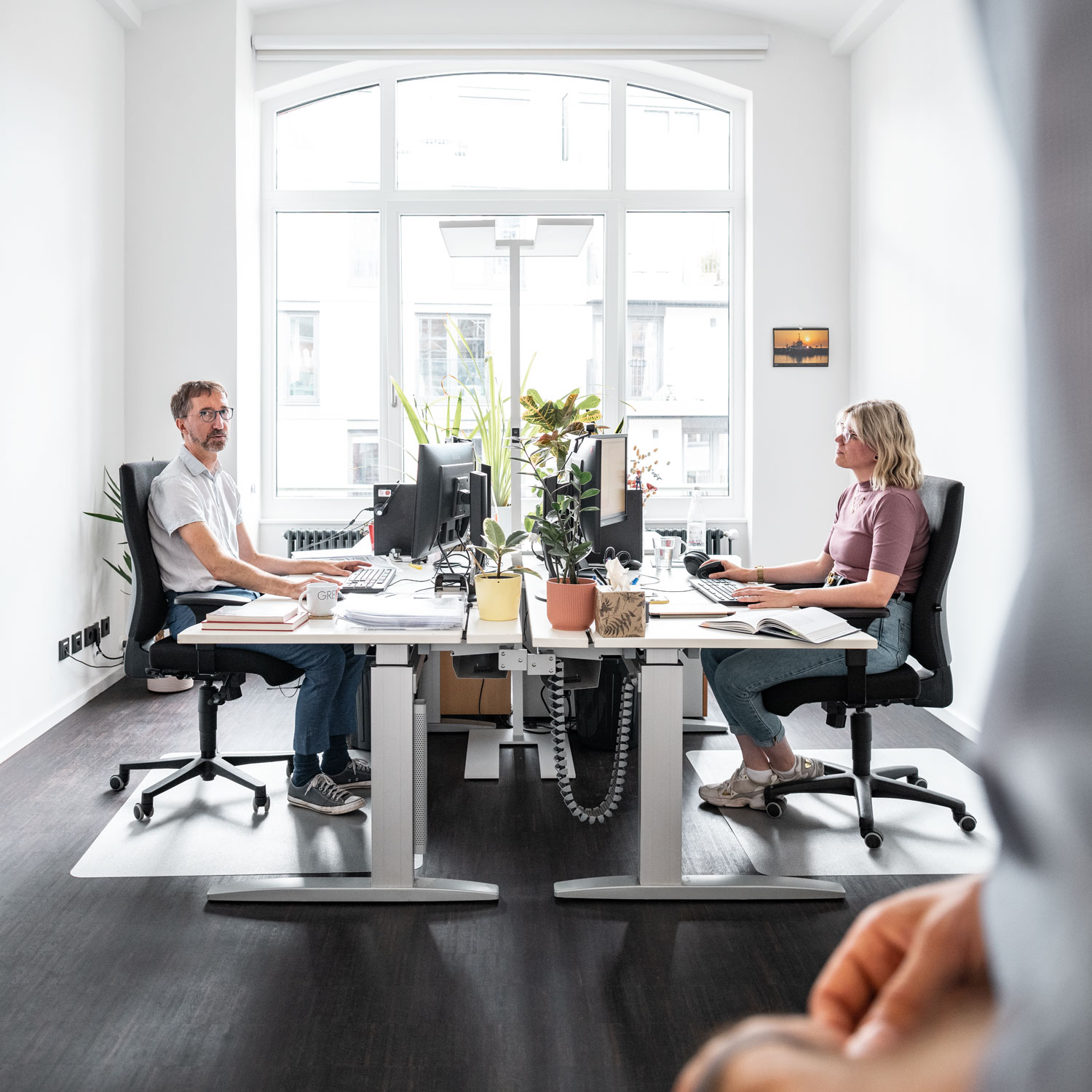 Tragwerksplaner GRBV | Mitarbeiter Schreibtisch Büro Tragwerksplaner GRBV | Das Bild zeigt zwei Mitarbeiter im Büro am Schreibtisch sitzend.