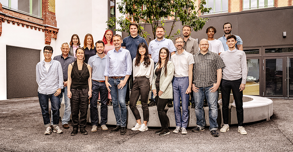 GRBV Team Berlin Das Bild zeigt Mensch vor einem Hochbeet.