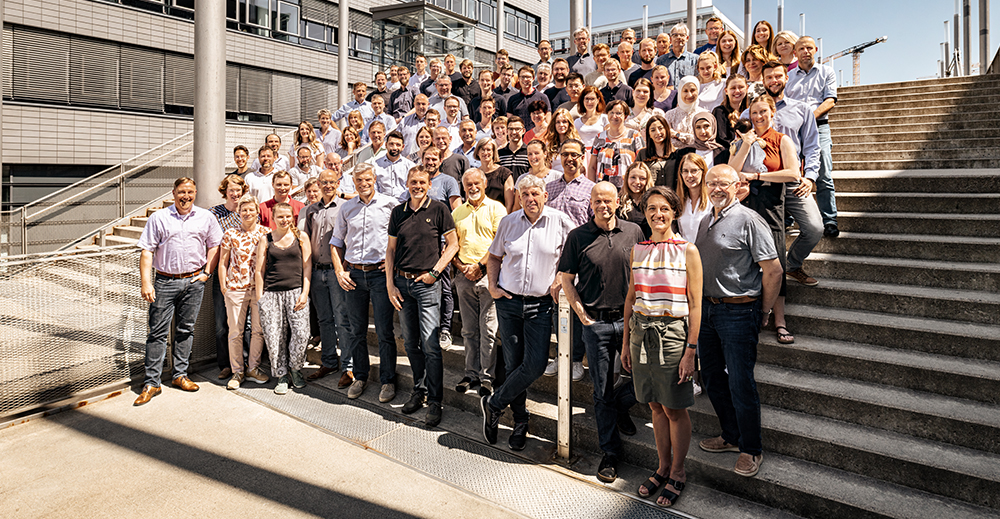 GRBV Team Hannover Das Bild zeigt Menschen auf einer Treppe.