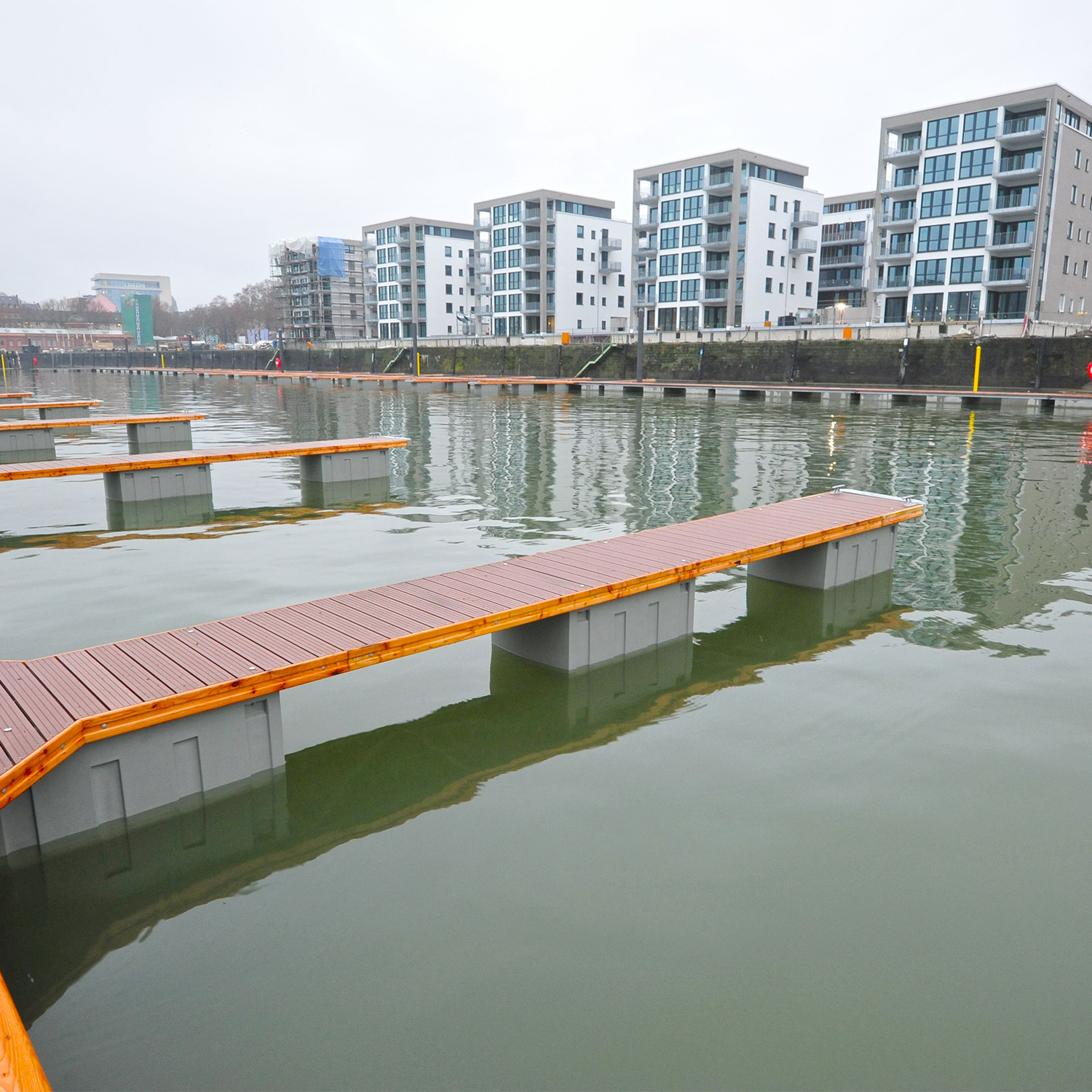 Steg Zollhafen Mainz Aufnahme einer Marina am See mit Steganlage und Neubauten.
